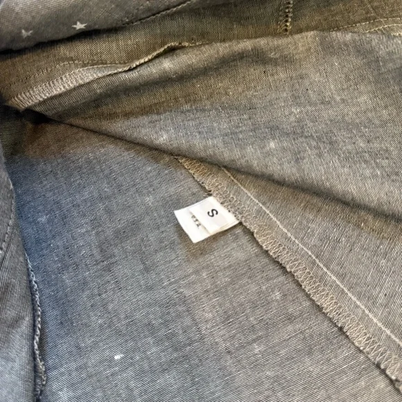 VITAMIN Star Printed Snap Button Closure Gray White Collared Blouse Womens Small - Picture 11 of 12